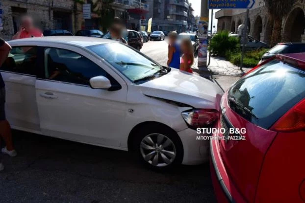 Καραμπόλα πέντε αυτοκινήτων στο κέντρο του Ναυπλίου εξαιτίας «κρυμμένου» Stop (βίντεο)